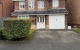 Wrexham Retreat Villa 4 Bedrooms, 3 Bath